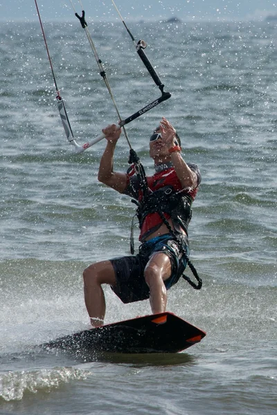 Close-up van mannelijke kite surfer opzoeken — Stockfoto