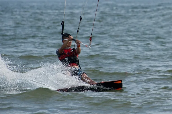 Nahaufnahme eines männlichen Kitesurfers beim Drehen — Stockfoto