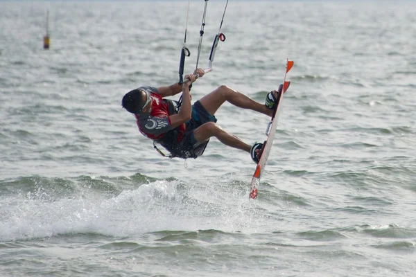 Close-up van mannelijke kite surfer tijdens jump — Stockfoto