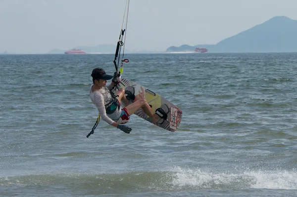 Mužské kite surfař skákání s trajekty za — Stock fotografie