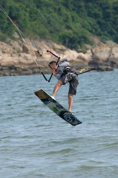 Surfista aquilone maschio in procinto di atterrare salto — Foto Stock