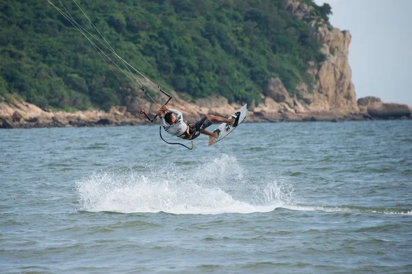 Mužské kite surfař skákat vysoko nad sprej — Stock fotografie