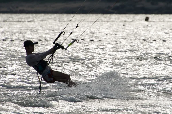 Männlicher Kitesurfer steuert auf Boje zu — Stockfoto