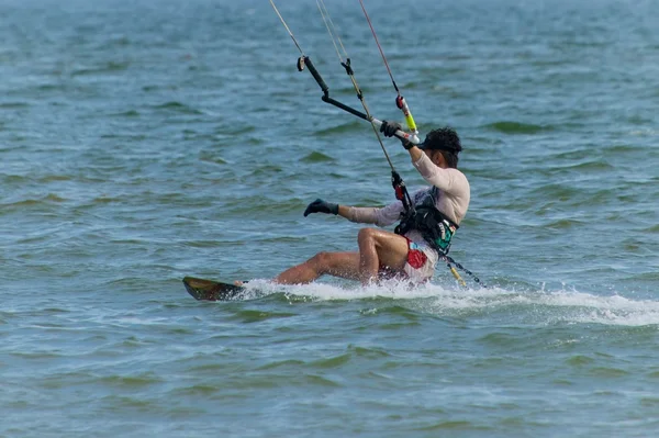 Homem kite surfista se preparando para um salto — Fotografia de Stock