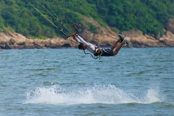 Mužské kite surfař učinit obrovský skok — Stock fotografie