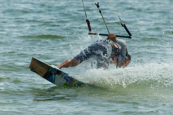Mannelijke kite surfer met schip op horizon — Stockfoto