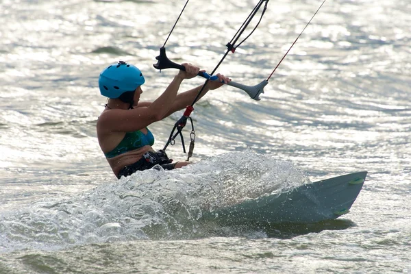 Close-up van vrouwelijke kite surfer leunend laag — Stockfoto