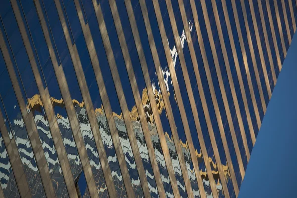 Schuine weerspiegeling van Central Plaza in wolkenkrabber — Stockfoto