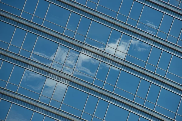 Vinklad vy av moln återspeglas i windows — Stockfoto