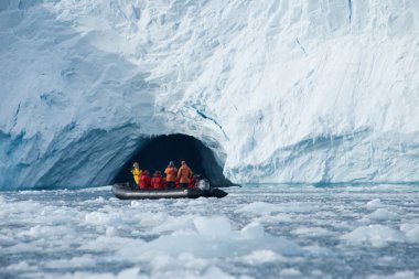 Şişme buz bakarak insanların mağara