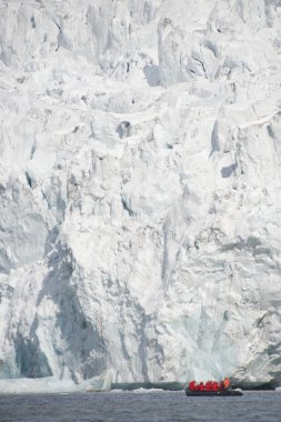 Kırmızı kaplı buz cliff önce fotoğrafçılar zodyak