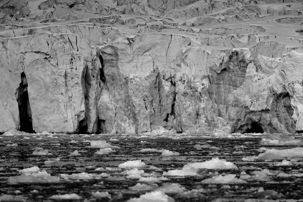 Scogliere di ghiacciaio in bianco e nero nell'Artico — Foto Stock