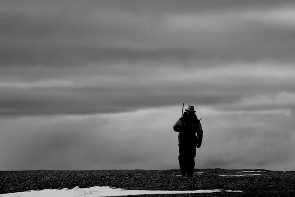 Black and white man walking with rifle — Stock Photo, Image