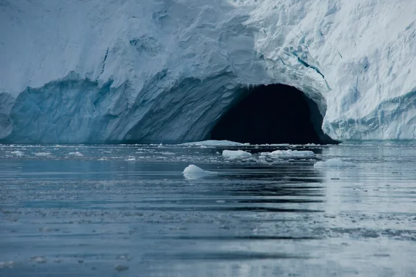 在北冰洋的冰崖洞 — 图库照片
