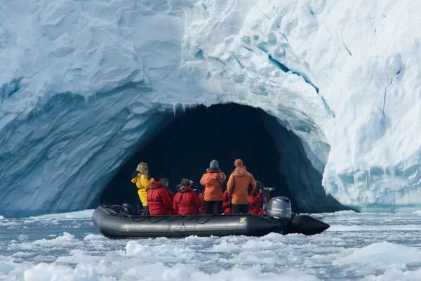 Primo piano di persone che guardano nella grotta di ghiaccio — Foto Stock