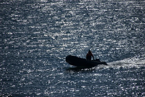 Человек за рулем надувной в подсветке арктических вод — стоковое фото