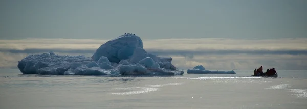 Personas en aves de paso inflables en iceberg — Foto de Stock