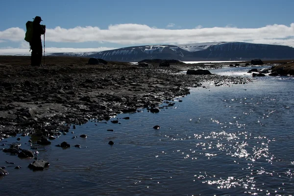 Silhueta de homem ao lado do rio no Ártico — Fotografia de Stock