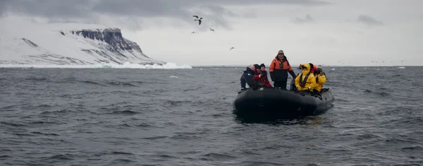 북극 바다의 전경에서 조디악 승무원 — 스톡 사진