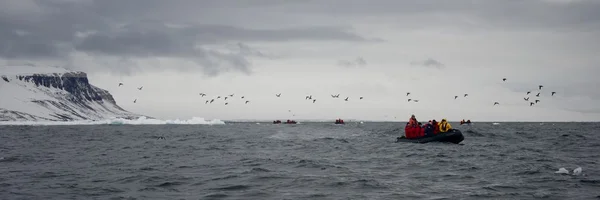 Экипаж "Зодиака" вернулся со снежного мыса — стоковое фото