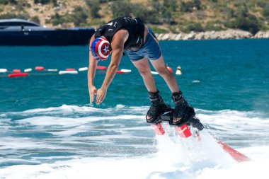 Tekrar suya dalmaya bükme Flyboarder