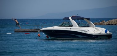 Kapalı atlama yüzücü motoryat rıhtım