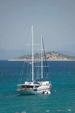 Akdeniz adadan çapa, beyaz yelkenli