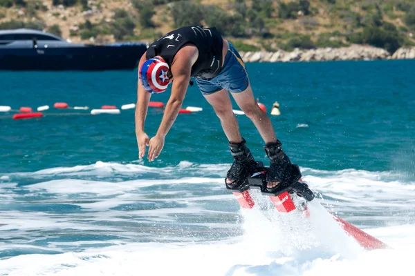 Tekrar suya dalmaya bükme Flyboarder