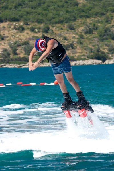 Flyboarder springt mit den Armen über dem Kopf ein — Stockfoto