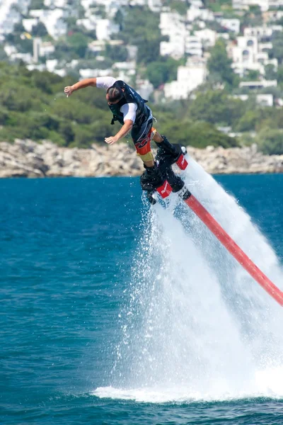 Flyboarder sumergirse en el agua desde gran altura —  Fotos de Stock