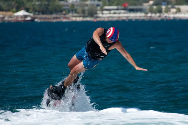 彼の左に海に落ちる Flyboarder — ストック写真