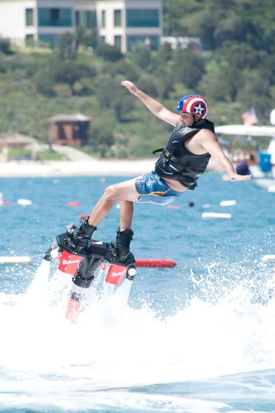 Flyboarder mit ausgestreckten Armen beim Rückwärtsfallen — Stockfoto