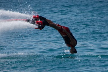 Kırmızı tekniklerle denize dalış içinde Flyboarder