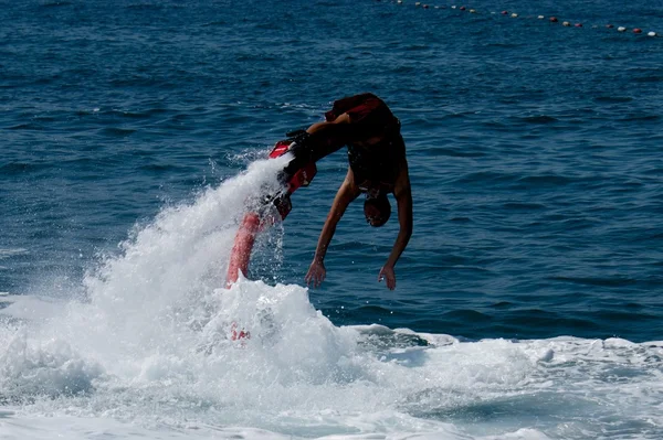 Flyboarder en buceo rojo de cabeza en aguas bravas —  Fotos de Stock