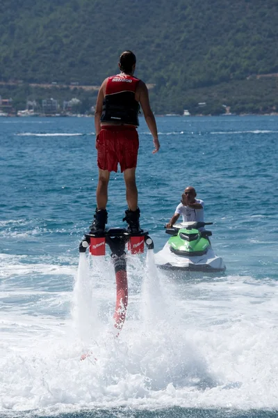 Flyboarder ensinado pelo homem em Jet Ski — Fotografia de Stock