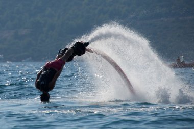 Arkadan aydınlatmalı dalgaları içine dalmaya Flyboarder