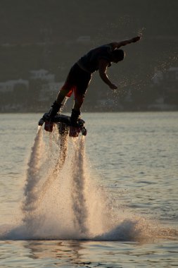 Flyboarder sprey sırt önce dalış damlama