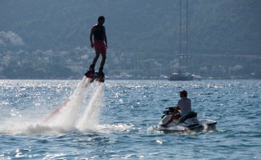 Jet Ski üzerinde uçan adam Flyboarder