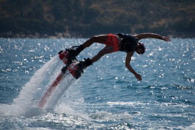 Flyboarder dalgaları içine cartwheeling pembe şortlu