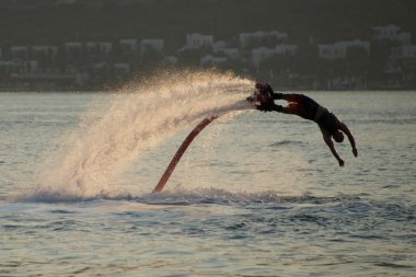 Siluet sırt dalgaların dalış Flyboarder