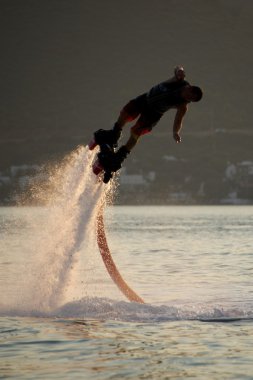 Denize dalış için üzerine eğilerek Flyboarder