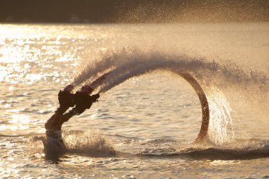 Arkadan aydınlatmalı denizde kaybolan bacaklar ile Flyboarder