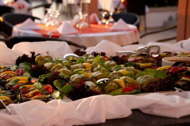 Restoranın açık büfe bell biber dolması