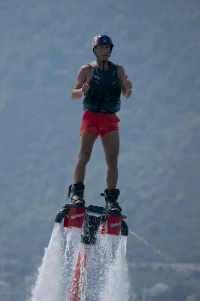 Close-up van ernstige Flyboarder dubbele thumbs-up geven — Stockfoto