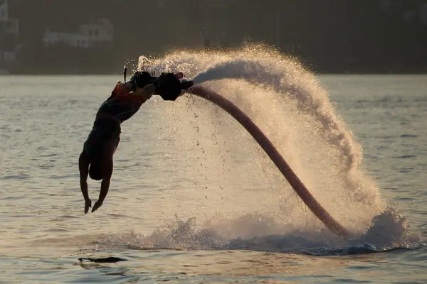 Flyboarder prestes a entrar na água com as mãos — Fotografia de Stock