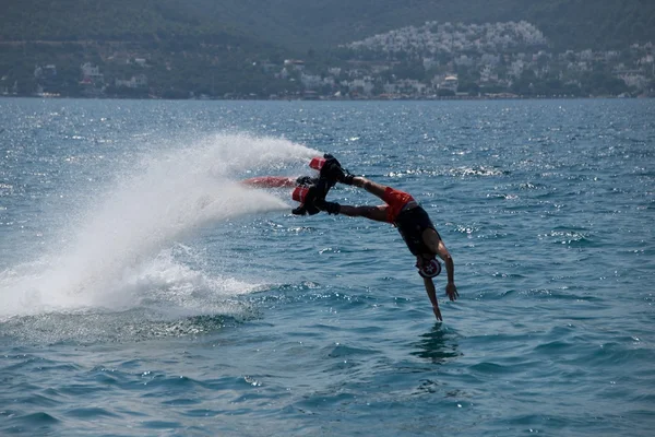 Flyboarder quase tocando água durante o mergulho baixo — Fotografia de Stock