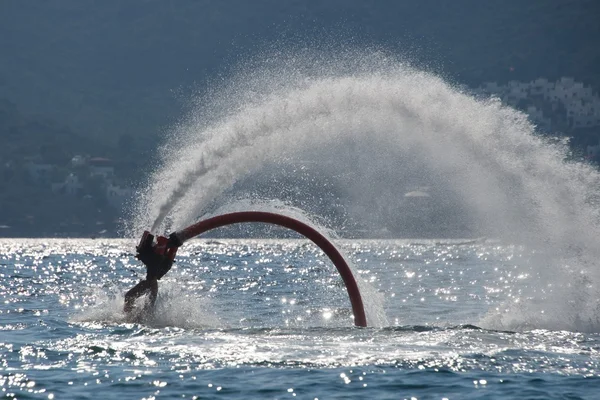 Caviglie Flyboarder che entrano in acqua durante l'immersione semicircolare — Foto Stock