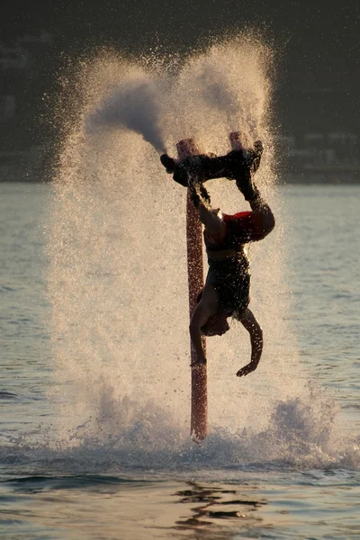 Flyboarder buceo en medio del aerosol después de voltear la espalda — Foto de Stock