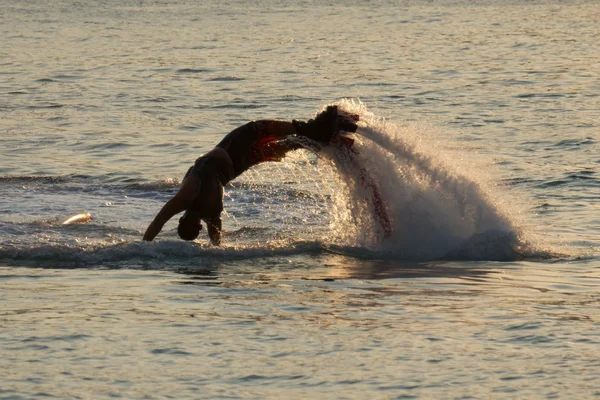 Flyboarder mergulhando em até seus braços — Fotografia de Stock