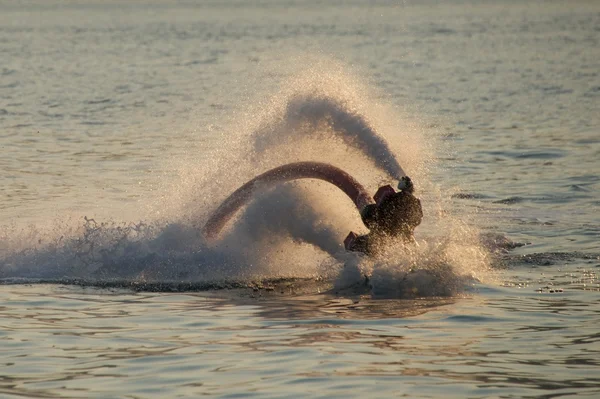 Flyboarder pés desaparecendo no mar em spray — Fotografia de Stock